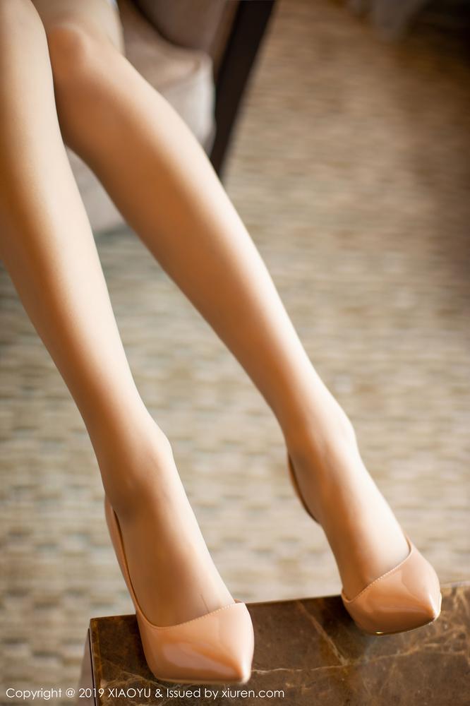 XIAOYU语画界 213期 职业秘书装扮性感肉袜美腿 何嘉颖